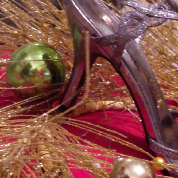 Touch of Nina Sparkly Silver Heels.💚 - Picture 4 of 5